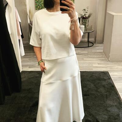 Pur und nicht langweilig 

#maxmara #white #skirt #shirt #minimalism #minimalstyle #minimalstreetstyle #asaqueenoffashion…