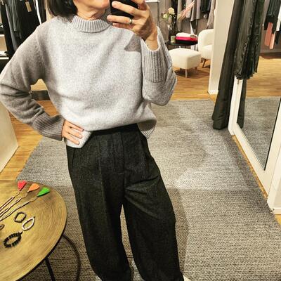 New Brand, New love…
#knitlove #greyknit #cashmeresweater #minimalism #blackoutfit #ootdmagazine #modeblogg #fashionshop…